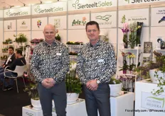 Ronald and Cees, SierteeltSales, presenting the flowers & plant arrangements of their growers.